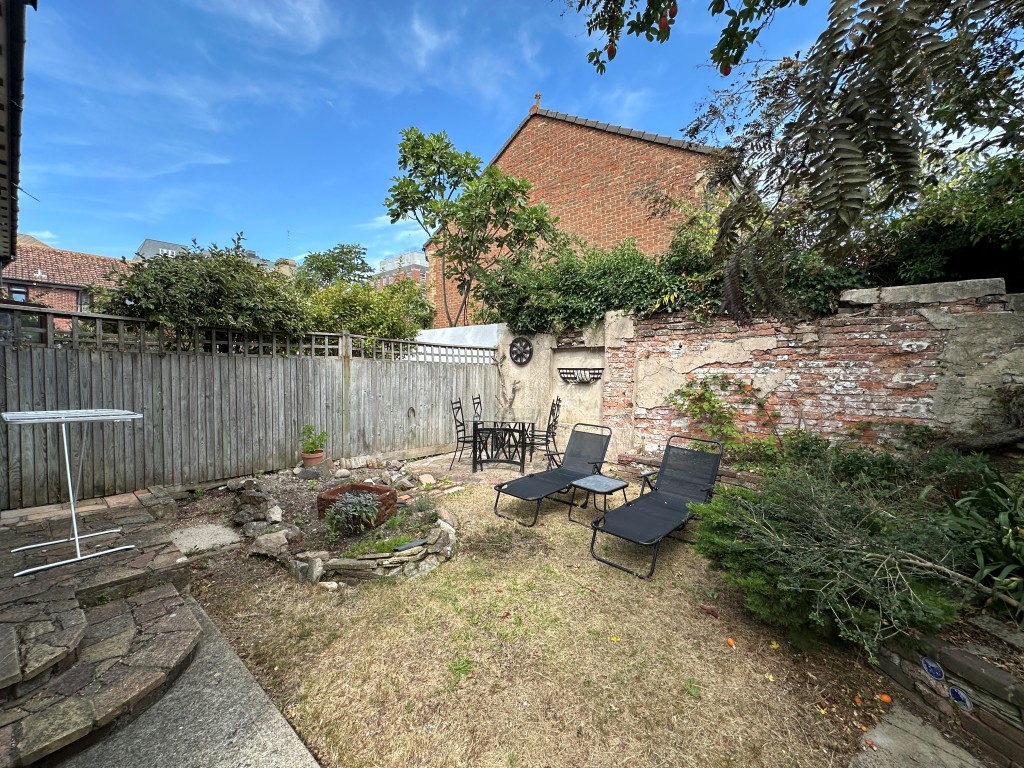 Lot: 132 - TWO-BEDROOM END-TERRACE PROPERTY FOR INVESTMENT - Back Garden
